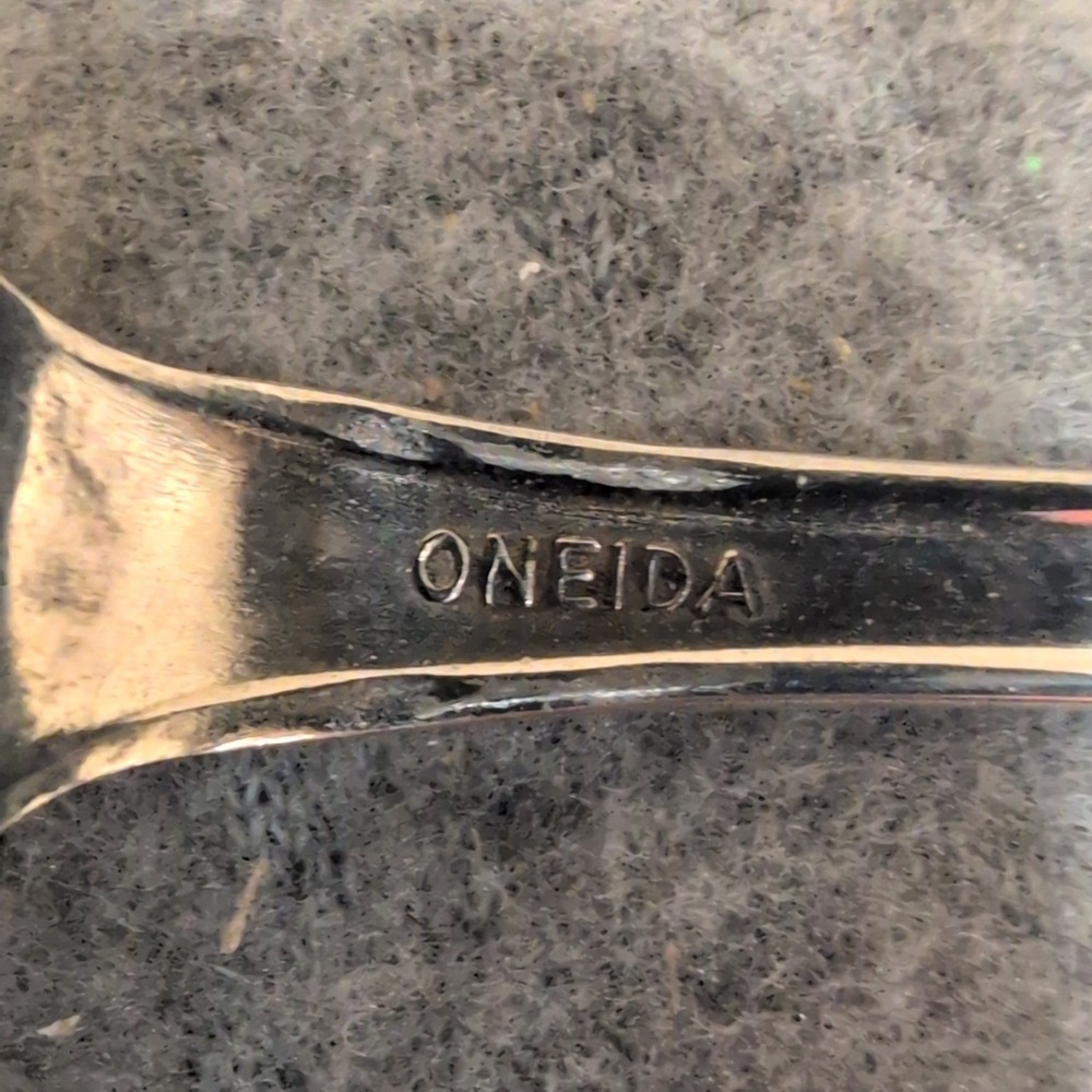 Oneida Stainless Steel Flat Handle Butter Spreader Scroll Pattern Flatware - Picture 6 of 6